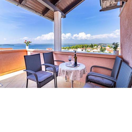 Apartment ALAN, Sibenik - Bilice, with a sea view