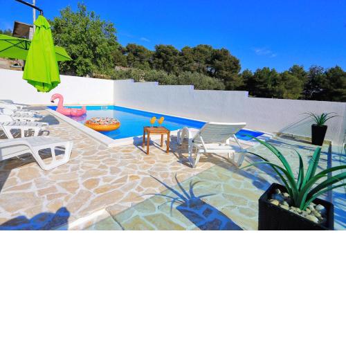 Apartment and pool Nika