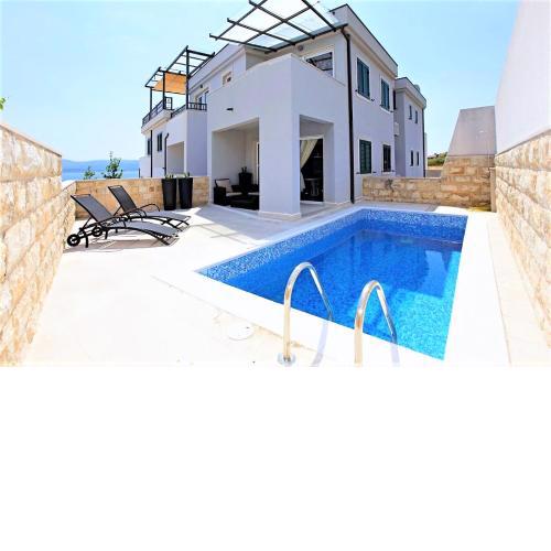 Apartment Bol A6 with Pool from 45 EUR per Person