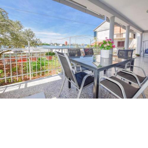 Apartment Dama - 10 m from beach