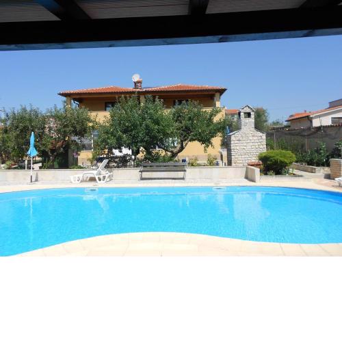 APARTMENT DIKA A 4 FOR 4 PERSONS COUNTRY SIDE NEAR POREČ WITH POOL AND GREEN GARDEN