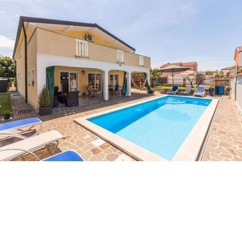 Apartment Dino by Rent Istria