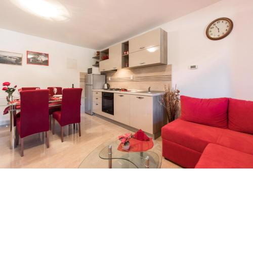 Apartment Doris, Nenadici