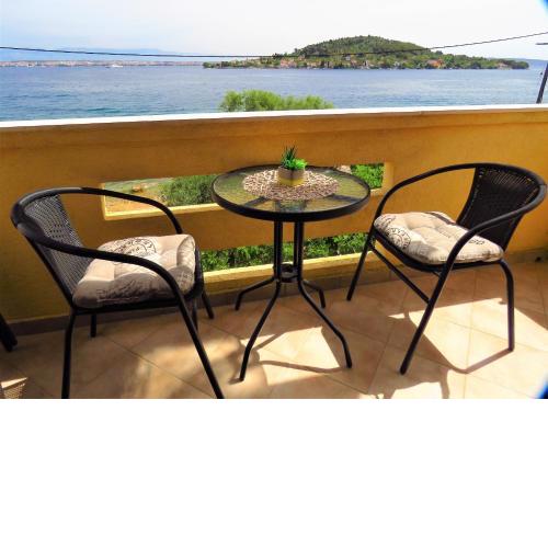 Apartment for 4 persons, by the sea and with beautiful view