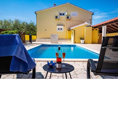 Apartment house Simoni with pool, Zadar county