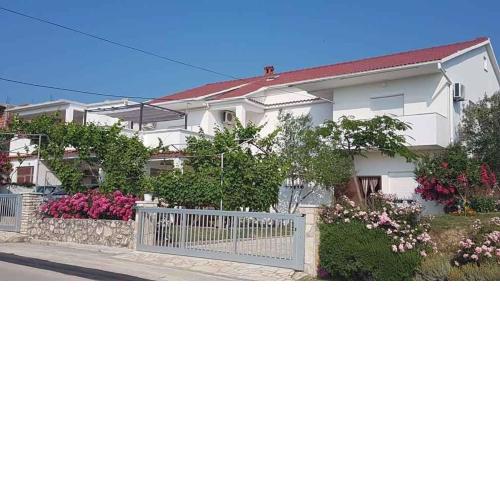 Apartment in Ljubac with sea view, balcony, air conditioning, WiFi 809-3
