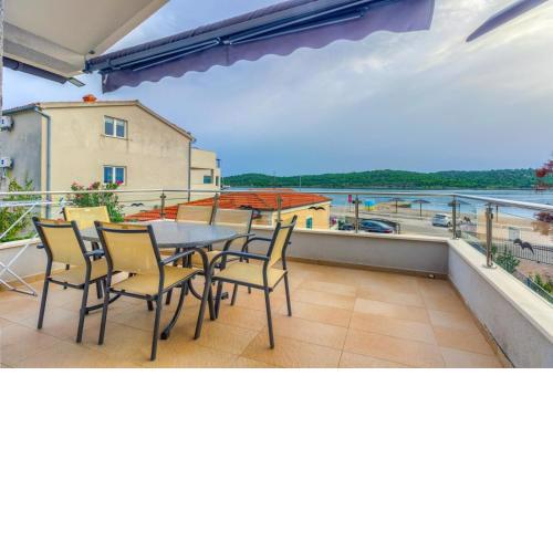Apartment in Pirovac with sea view, terrace, air conditioning, WiFi (4925-1)