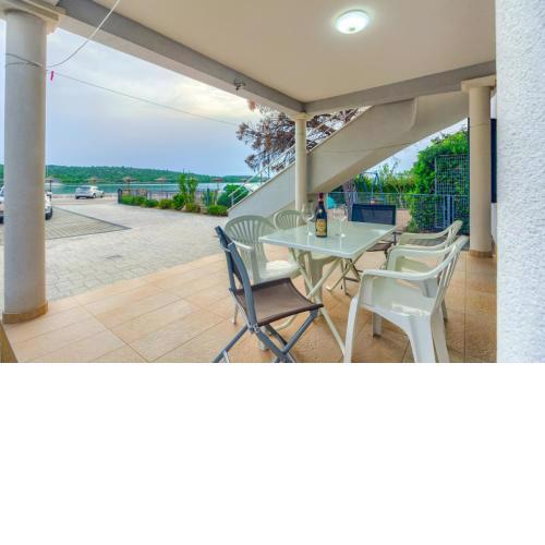 Apartment in Pirovac with sea view, terrace, air conditioning, WiFi (4925-2)