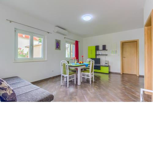 Apartment in Pirovac with terrace, air conditioning, WiFi (4925-3)