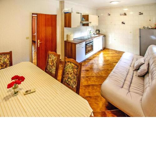 Apartment in Seline with terrace, near the beach