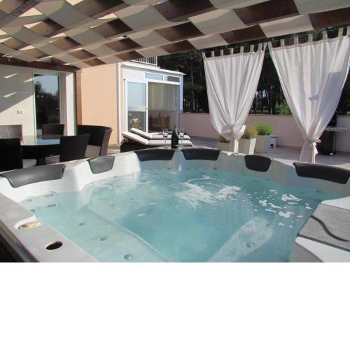 Apartment in Zambratija with sea view, terrace, air conditioning, WiFi (4961-1)