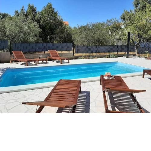 Apartment Isla with heated pool,center, near the beach