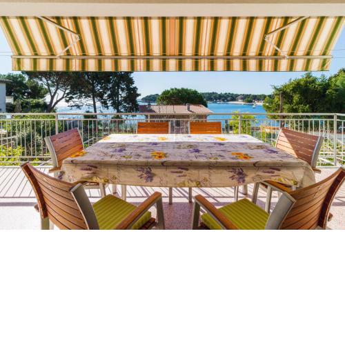 Apartment Lory with a sea view near the beach