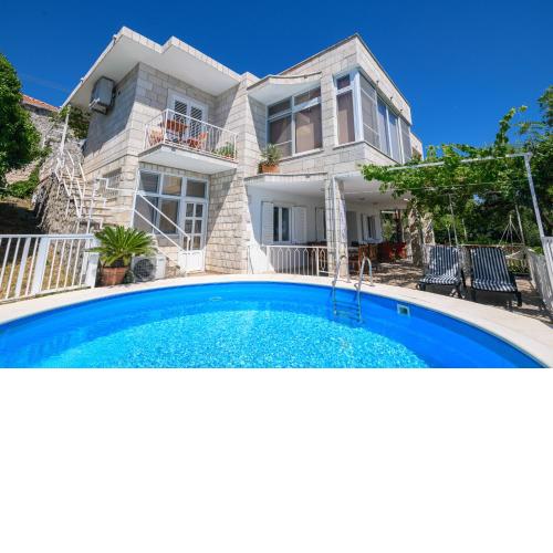 Apartment MARIO - veliki stan za odmor - terasa- vrt - bazen - pogled more, izoliran