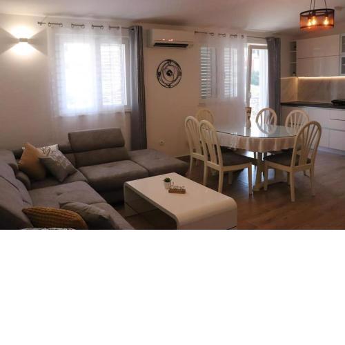 Apartment MARY- 2 free parking, near Mall of Split
