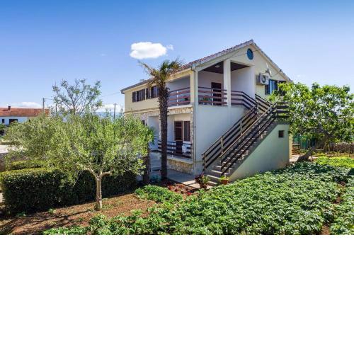 Apartment Matkos - with garden and terrace