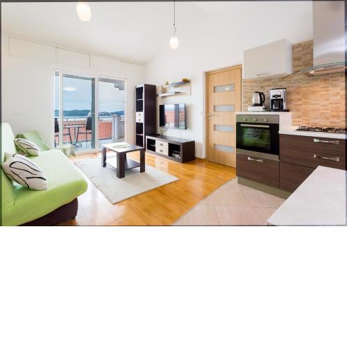 Apartment Mia - Spacious apartment on 85 m2 with beautiful sea view