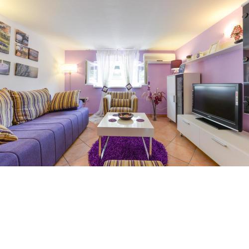 Apartment Mirana with garden and FREE parking