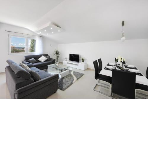 Apartment Monika - Private terrace & Parking