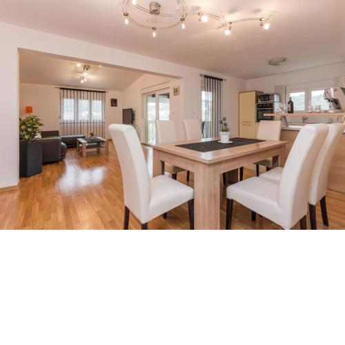 Apartment Natalie Sea View with 3 Bedrooms and everything is air-conditioned