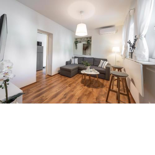 Apartment Near Old Town, FREE PARKING & Huge Garden