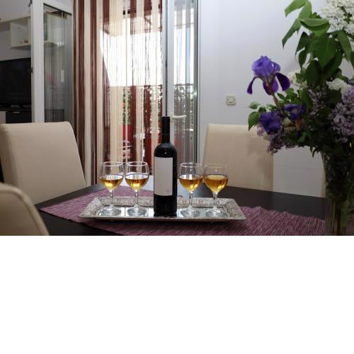 Apartment Oasis with free parking on premises