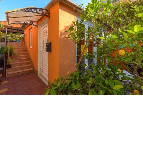 Apartment Orange