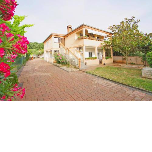 Apartment Pineta in village Valbandon