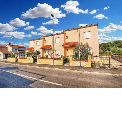 Apartment with 4 Bedrooms 446