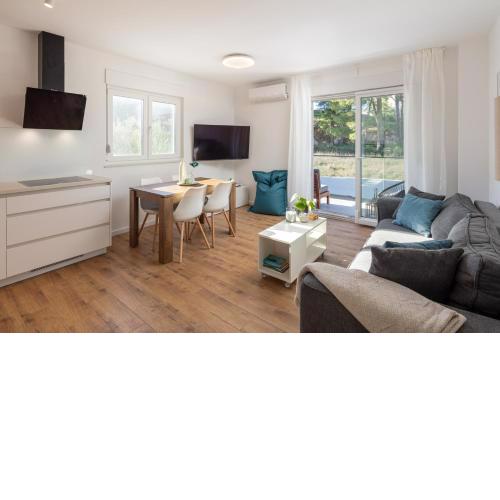 Apartment with terrace and parking near beach