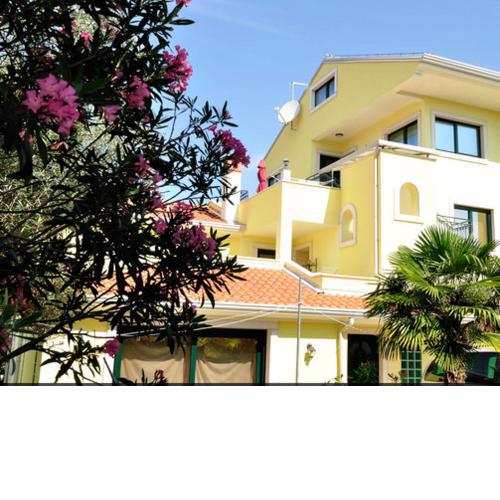 Apartments Adri, Parking in the yard