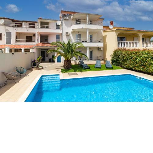 Apartments and rooms Alenka