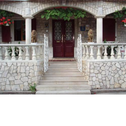 Apartments and Rooms Deskovic