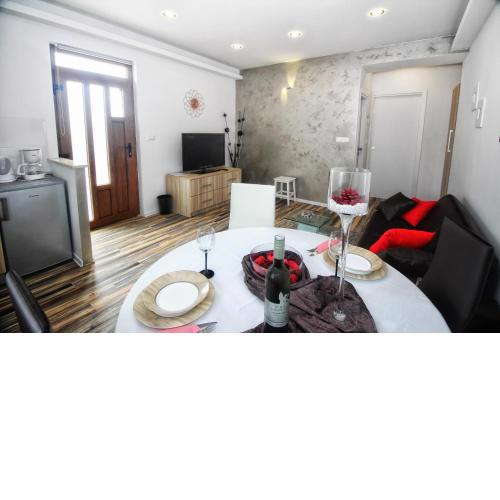 Apartments and Rooms Lorena 236