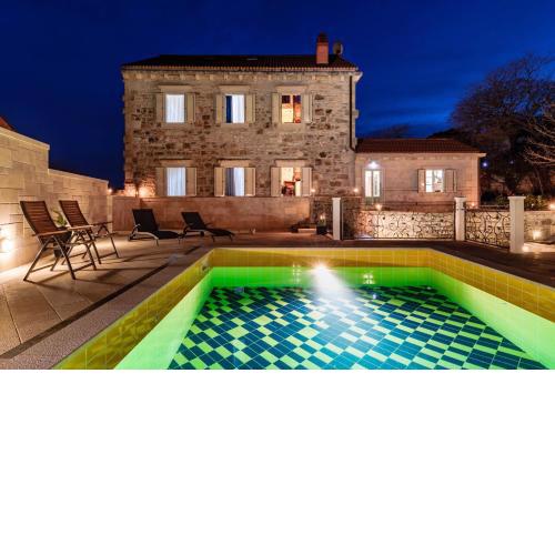 Apartments and rooms with a swimming pool Sumartin, Brac - 13483