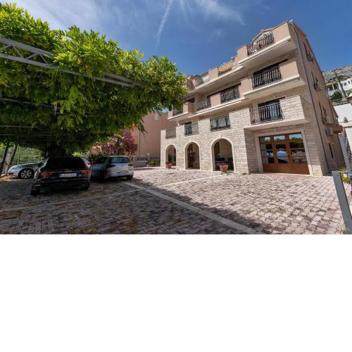 Apartments and rooms with parking space Duce, Omis - 10303