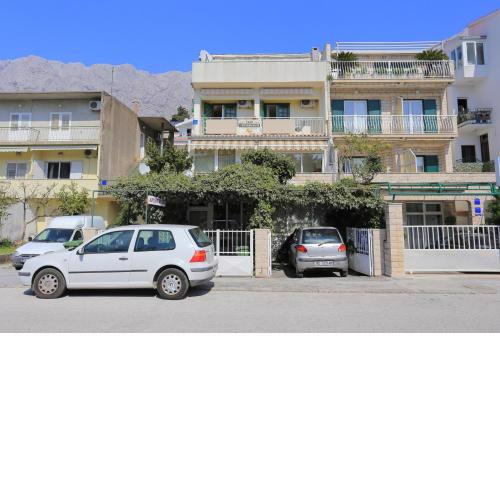 Apartments by the sea Makarska - 13222