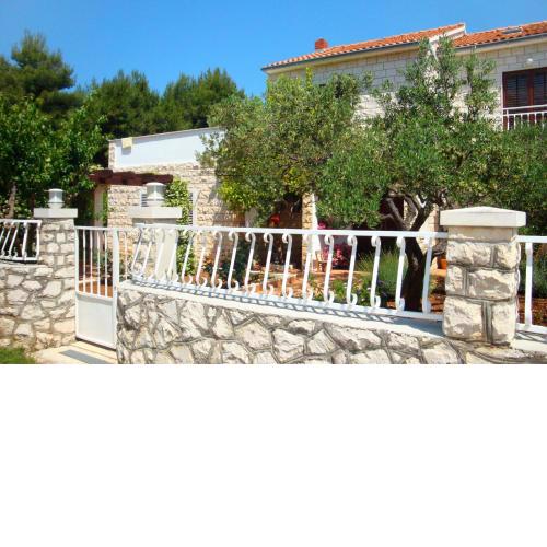 Apartments by the sea Mirca, Brac - 2853