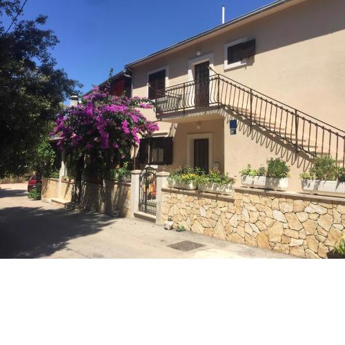 Apartments by the sea Mirca, Brac - 2886