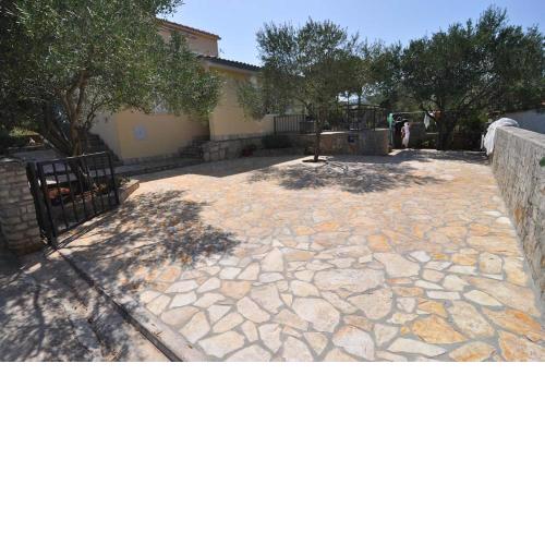 Apartments by the sea Necujam, Solta - 14729