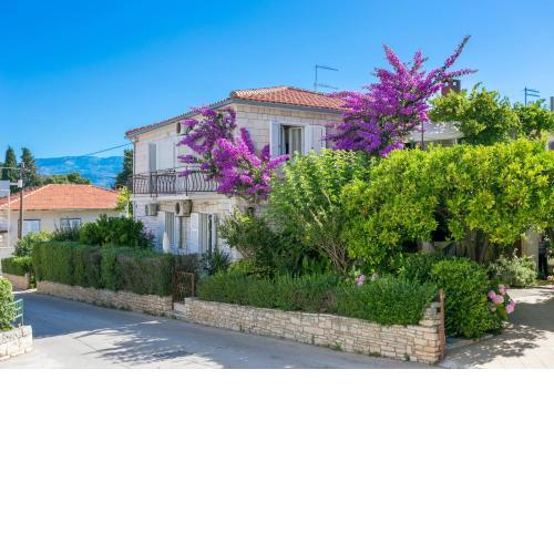 Apartments by the sea Supetar, Brac - 17227