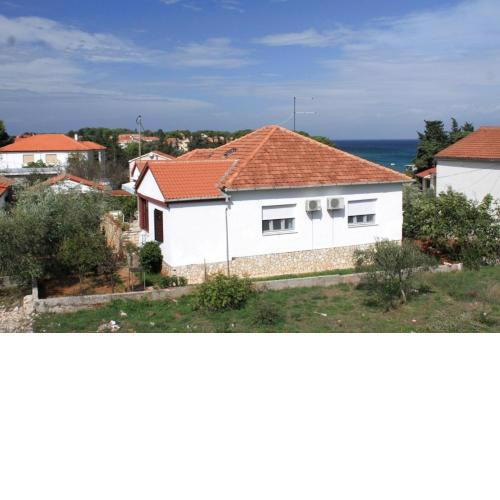 Apartments by the sea Ugljan - 8304