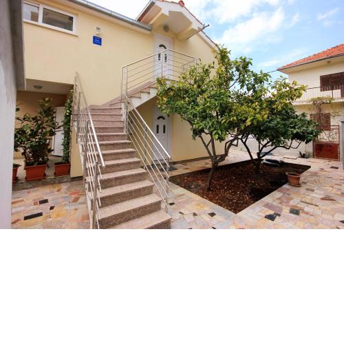 Apartments by the sea Vinisce, Trogir - 10008