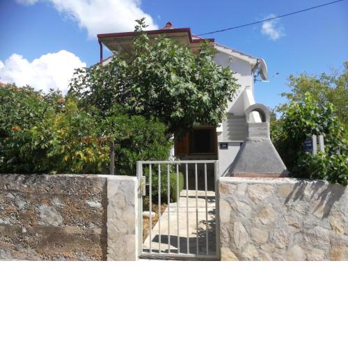 Apartments by the sea Vinisce, Trogir - 11003