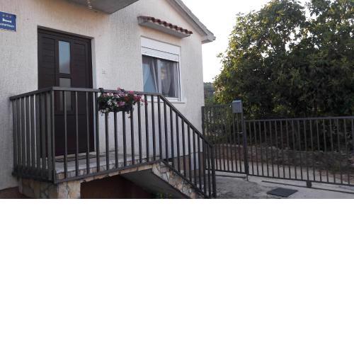 Apartments by the sea Vinisce, Trogir - 13775