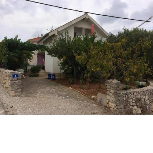 Apartments by the sea Vinisce, Trogir - 17210