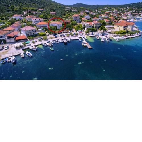 Apartments by the sea Vinisce, Trogir - 17590