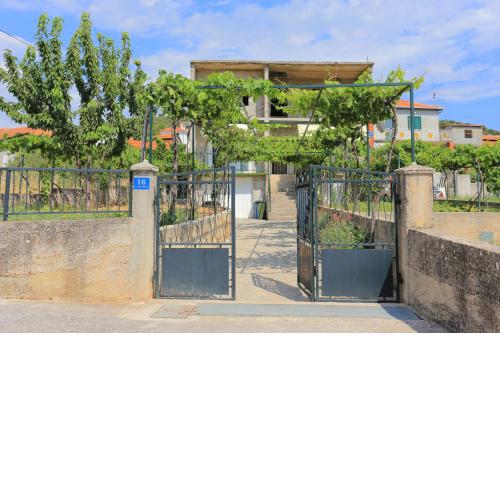 Apartments by the sea Vinisce, Trogir - 19847