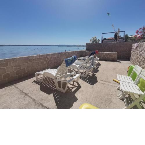 Apartments Dijana - right next to the beach