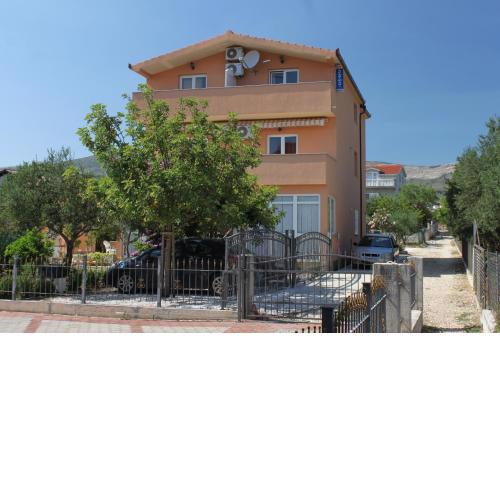 Apartments for families with children Kastel Stafilic, Kastela - 9211